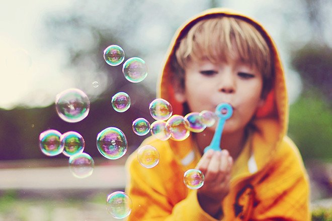 Крепкие мыльные пузыри для детей: 7 необычных рецептов