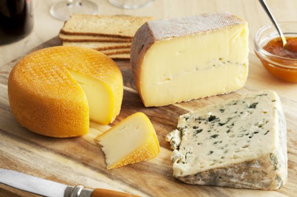 Твердый сыр. В сыре содержатся кальций, триптофан, а также витамины группы B.