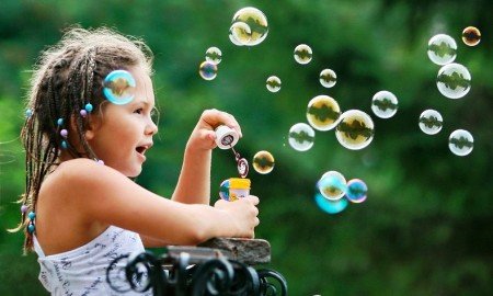 Крепкие мыльные пузыри для детей: 7 необычных рецептов