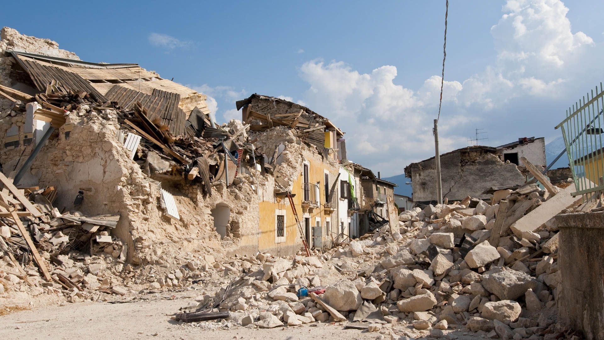 Мощное землетрясение с эпицентром в Турции привело к десяткам жертв в соседних странах