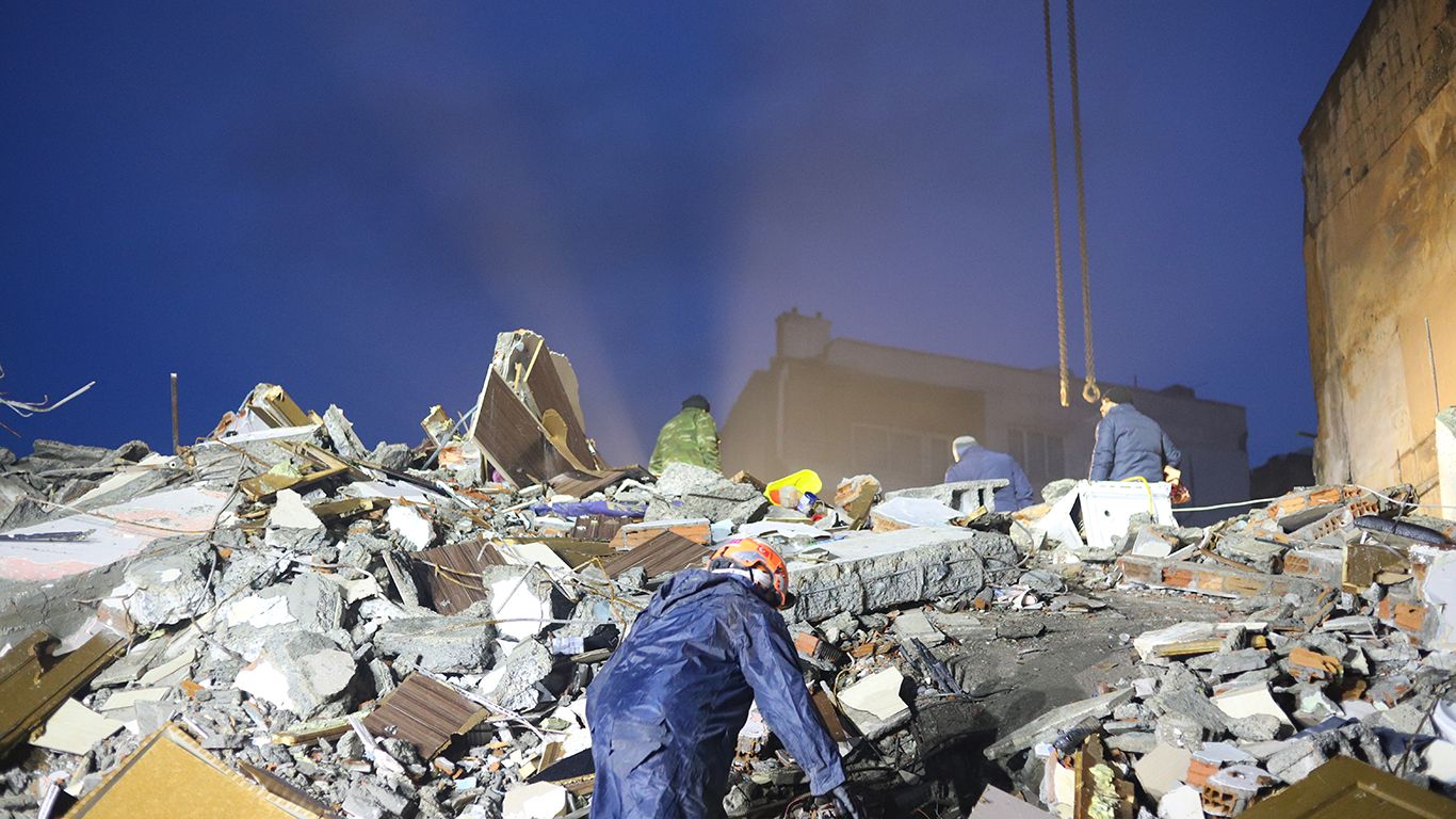 Президент Турции объявил режим ЧП в пострадавших от землетрясения провинциях