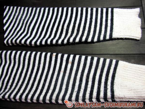 Переделка старого свитера носки