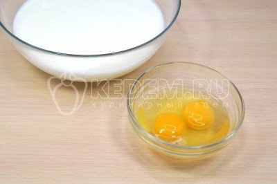 Чтобы приготовить блинчики фаршированные ветчиной и сыром, нужно в миску влить 300 миллилитров молока, добавить 2 яйца. Взбить венчиком.