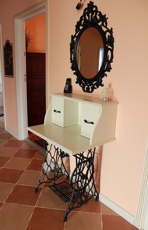 Переделка мебели: туалетный столик из швейной машины