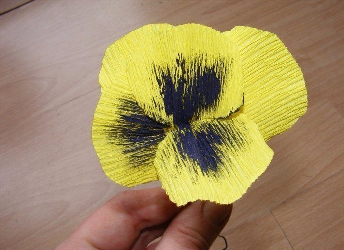 Как сделать цветы Анютины глазки из гофрированной бумаги. Мастер-класс