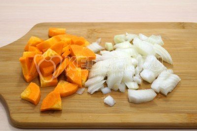 Луковицу нашинковать, морковь нарезать кубиками.