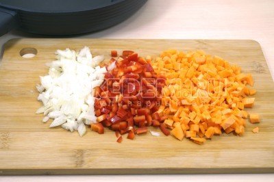 Нарезать мелкими кубиками луковицу, болгарский перец и морковь.