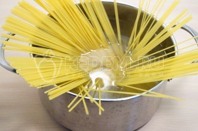 Добавить 300 грамм спагетти и варить до готовности, помешивая, 8-10 минут.