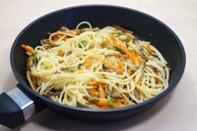 Добавить спагетти в сковороду с грибами и овощами. Перемешать.