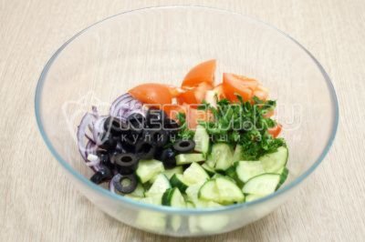 Для салата в миску нарезать полукольцами красную луковицу, ломтиками помидоры и свежий огурец. Добавить нарезанные маслины и мелко нашинкованную зелень петрушки.