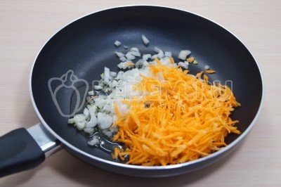 Добавить мелко нашинкованную луковицу и тертую морковь.