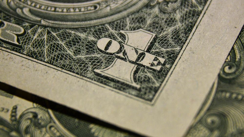 Россиян предупредили о рисках хранения наличных долларов