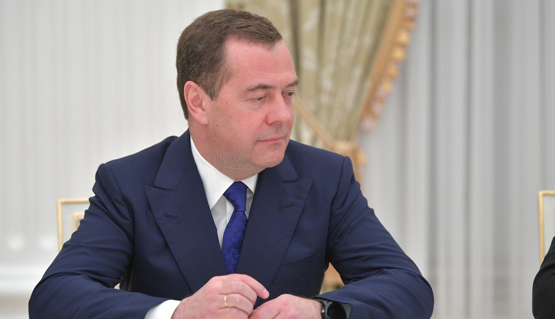 Медведев призвал США отправить Байдена на «вонючую свалку» после ордера на «арест» Путина