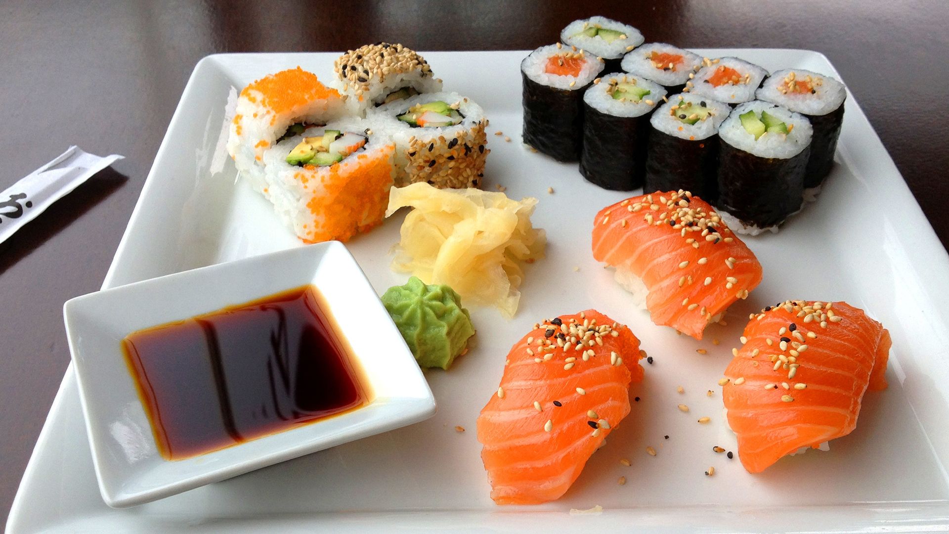 В Японии арестовали трех человек за суши-терроризм с пусканием слюней в чужую еду