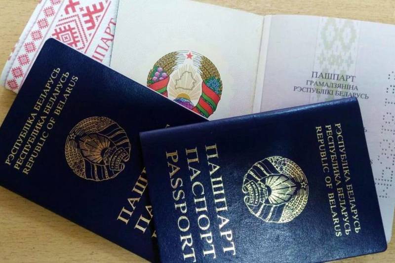 более 8 000 белорусов имеют по два паспорта