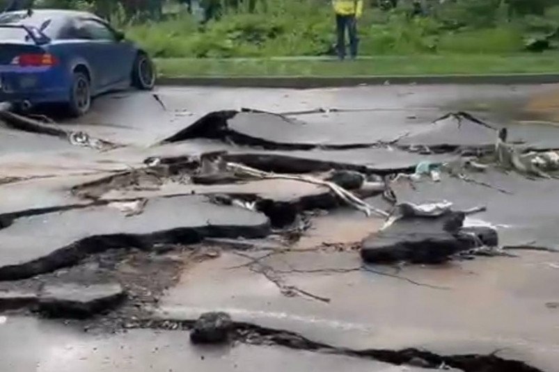 Как после землетрясения: во Владивостоке сильный ливень искорежил новый асфальт