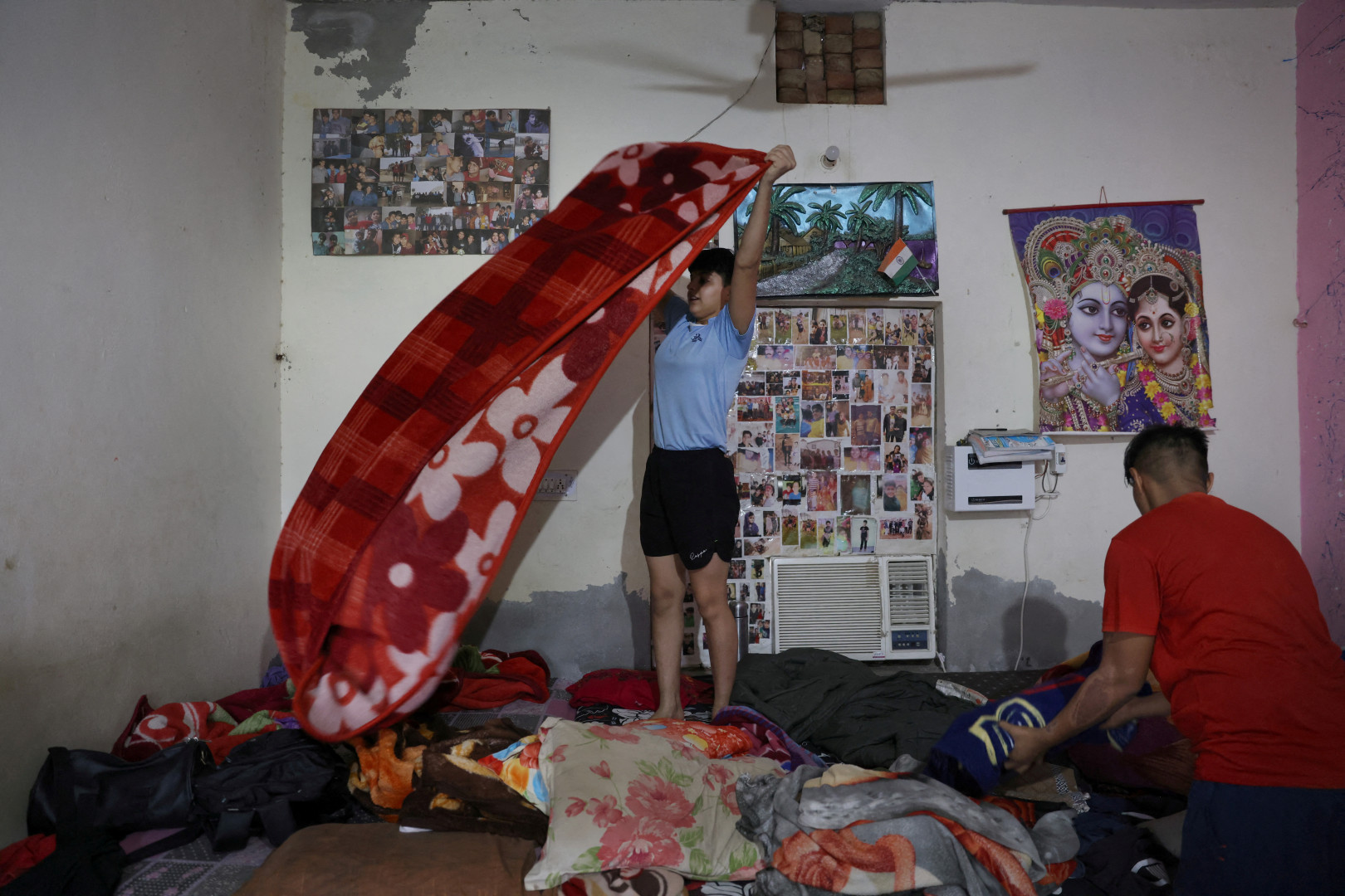 13-летняя Чави складывает одеяло в своей комнате – Фото: Анушри Фаднавис/Reuters