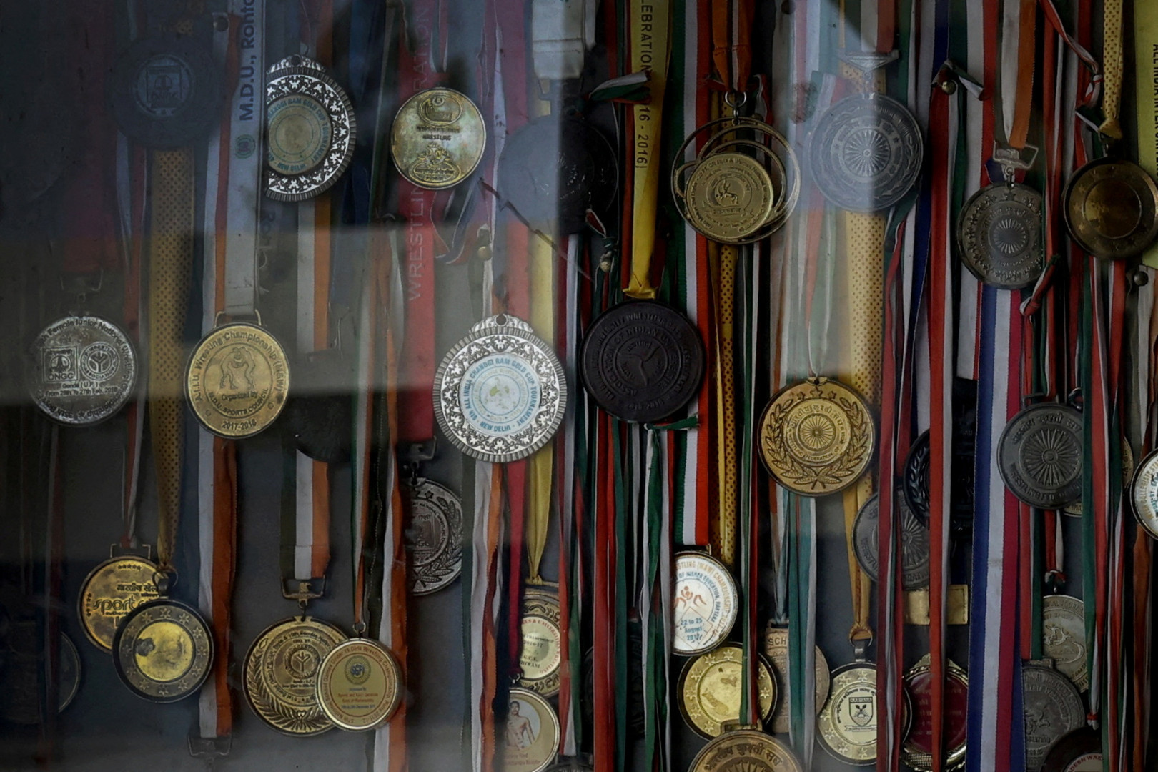 Медали, завоеванные студентами, висят в шкафу на стене Альтиуса – Фото: Анушри Фаднавис/Reuters