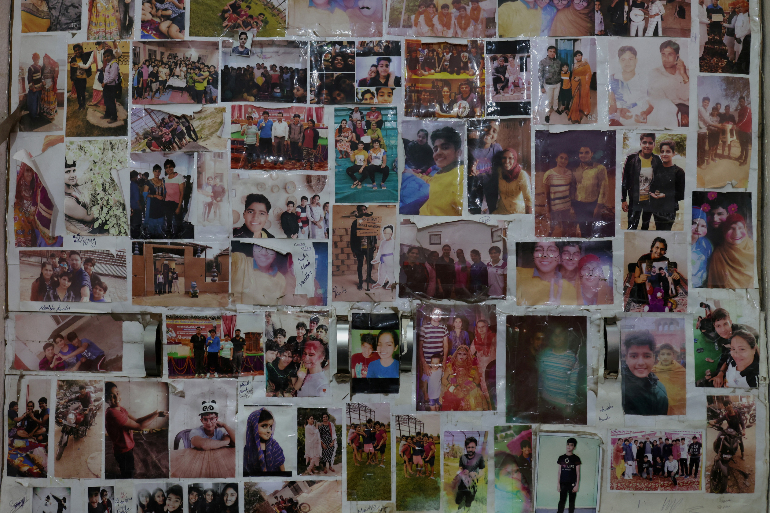 Студенты оклеили стены своих комнат фотографиями друзей и семьи – Фото: Анушри Фаднавис/Reuters
