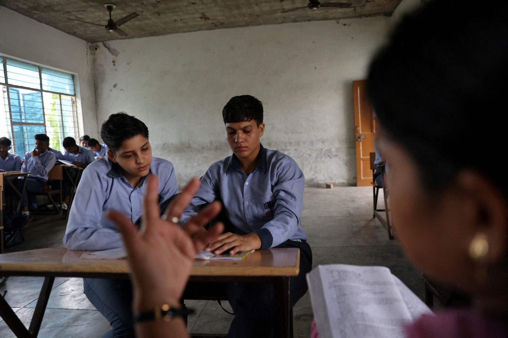 Чави и Пинки на уроке – Фото: Анушри Фаднавис/Reuters