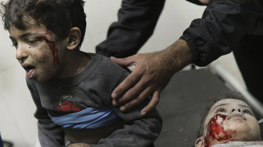Раненым палестинским детям оказывают медицинскую помощь...