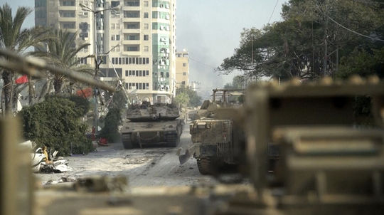 Израильские танки на улицах города Газа 14...