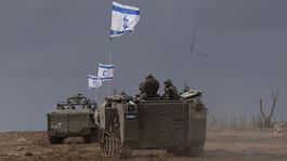 Израильские солдаты на бронетехнике...