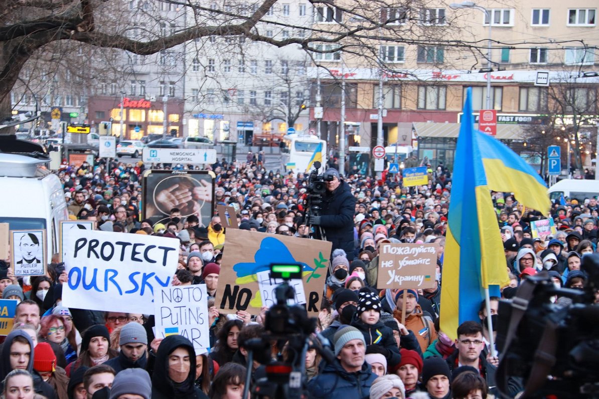 «Мир в Украине»;  организовал марш в поддержку Украины.