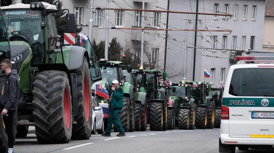 Колонна тракторов протестующих фермеров...