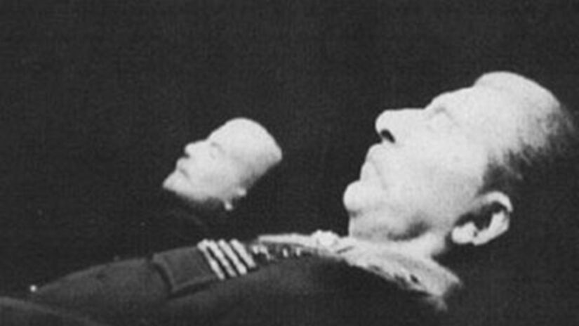 Сталина похоронили в 1953 году.