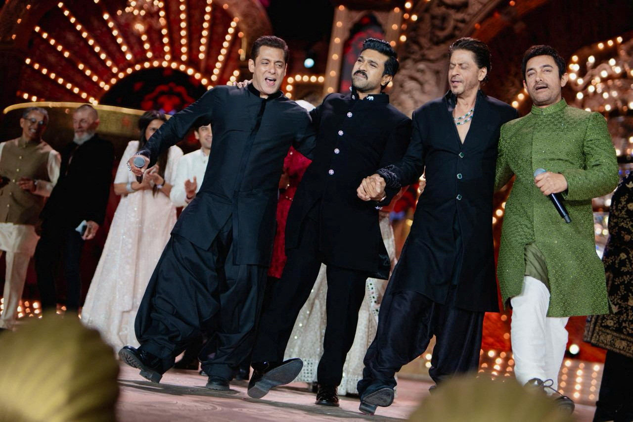 Салман Кхан, Рам Чаран, Шахрукх Кхан и Амир Кхан на сцене на предсвадьбе Ананта Амбани – Фото: Reliance Industries/Reuters