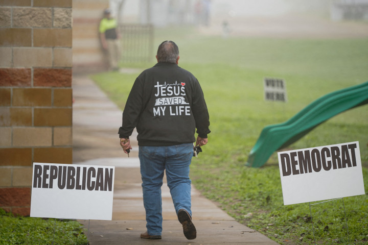 Мужчина идет голосовать в Рио-Гранде-Сити, штат Техас.  Надпись на его толстовке: «Иисус спас мне жизнь» — Фото: Чейни Орр/Reuters