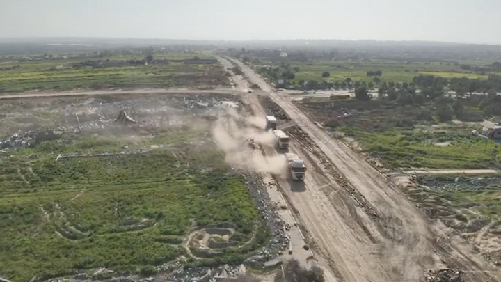На видео, опубликованном израильской армией, видны грузовики с гуманитарной помощью, движущиеся по сектору Газа – Фото: Силы обороны Израиля/Reuters