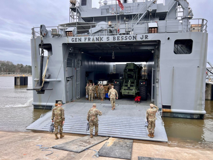 Американский корабль отправлен на строительство временного причала - Фото: страница армии США в Твиттере