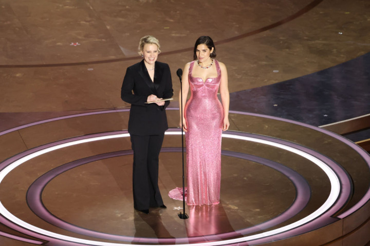 Америка Феррера и Кейт Маккиннон на 96-й церемонии вручения премии Оскар 10 марта 2024 года в театре «Долби» в Лос-Анджелесе. Фото: Рич Полк / Variety через Getty Images