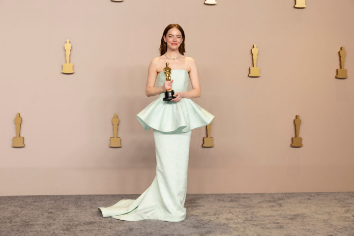 Эмма Стоун позирует с премией «Оскар» за лучшую женскую роль на 96-й церемонии вручения премии «Оскар» в Лос-Анджелесе, 10 марта 2024 года. Фото Дании Максвелл / Los Angeles Times через Getty Images