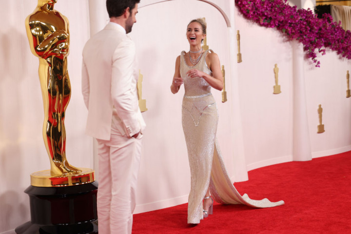 Эмили Блант прибыла со своим мужем, американским актером Джоном Красински, на 96-ю церемонию вручения премии Оскар, проходившую в Лос-Анджелесе 10 марта 2024 года. Фото: Кристина Хаус/Los Angeles Times через Getty Images 