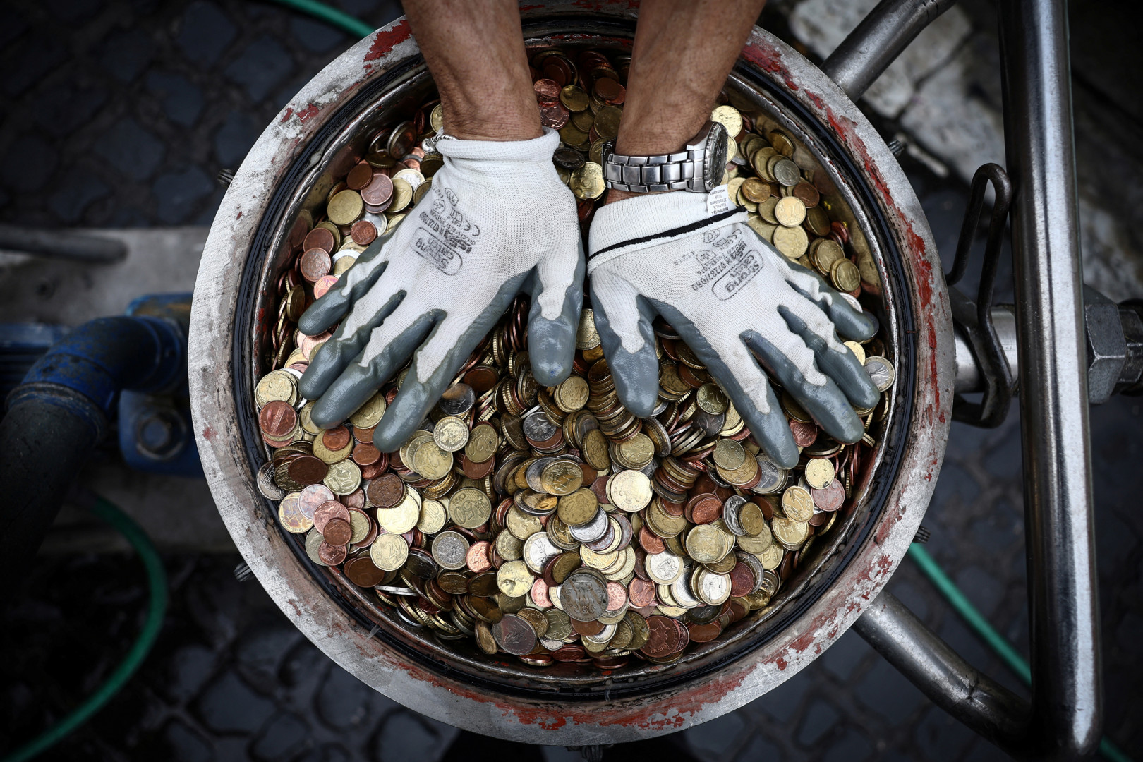 В центре снимка также можно увидеть венгерскую монету номиналом два форинта. Фото: Гульельмо Манджапане / Reuters.