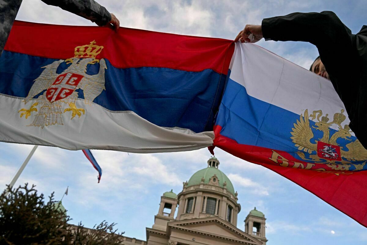 Флаги Сербии и России.  Фото: АНДРЕЙ ИСАКОВИЧ / AFP / Scanpix