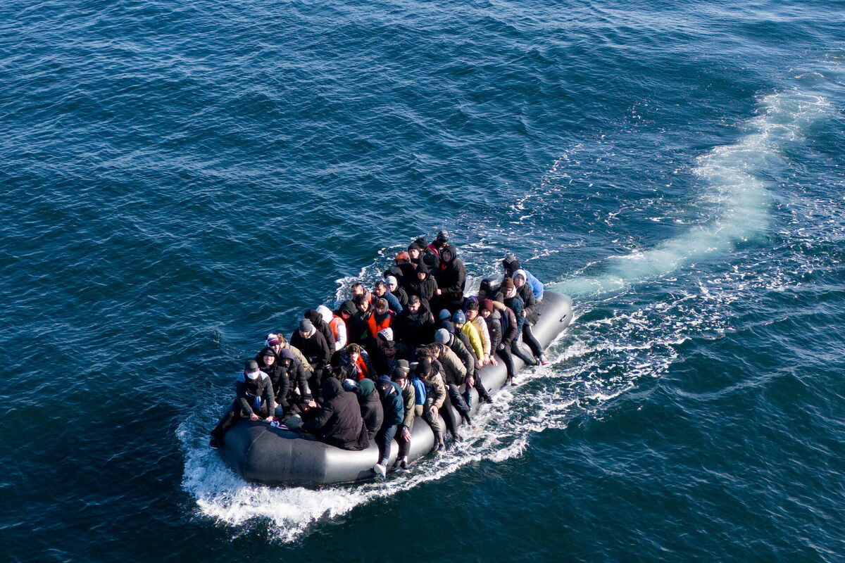 Мигранты пересекают Ла-Манш на маленькой лодке.  Фото: EPA/ТОЛГА АКМЕН