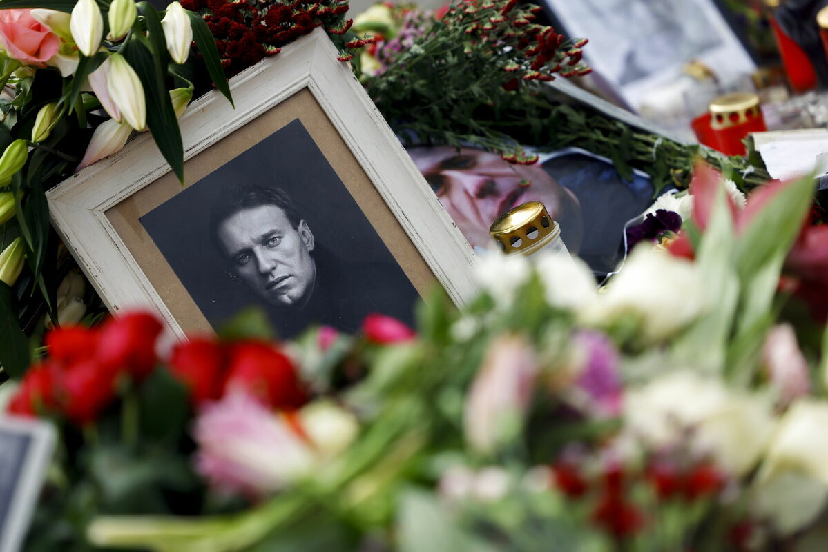Мемориал Алексею Навальному перед посольством России в Берлине, Германия.  Фото: EPA/ГАННИБАЛ ХАНШКЕ