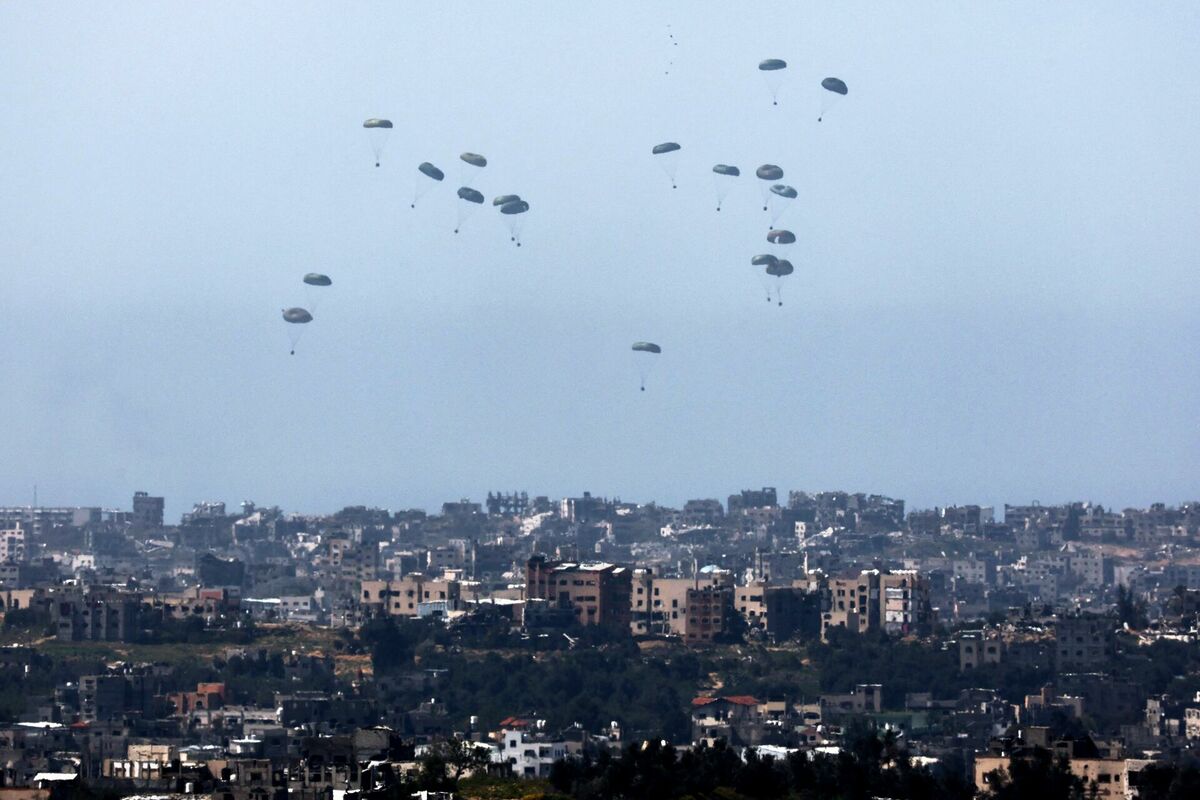 13 марта гуманитарная помощь была сброшена с воздуха над палестинской территорией.  Фото: ДЖЕК ГУЕС / AFP