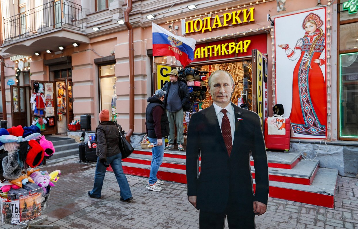 Фигура российского лидера Владимира Путина выставлена ​​возле магазина в Москве.  Русский на этой неделе...