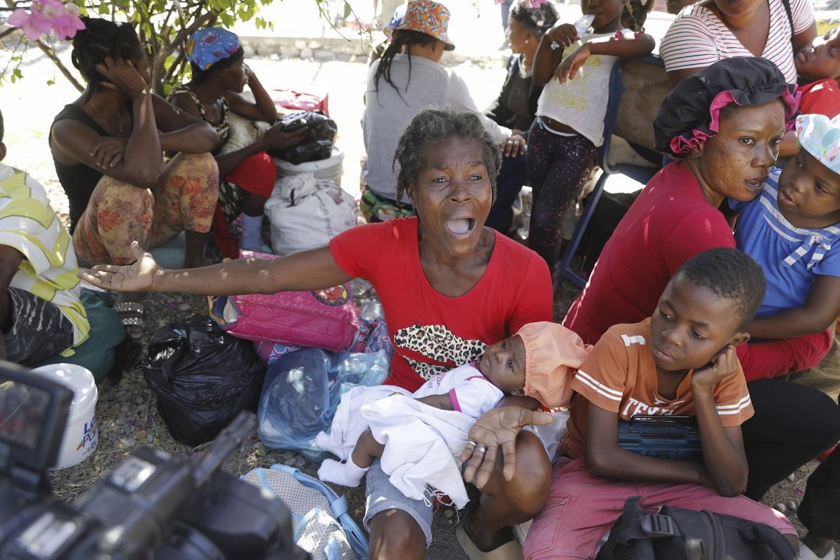 Гаитянам пришлось бежать от бандитских столкновений