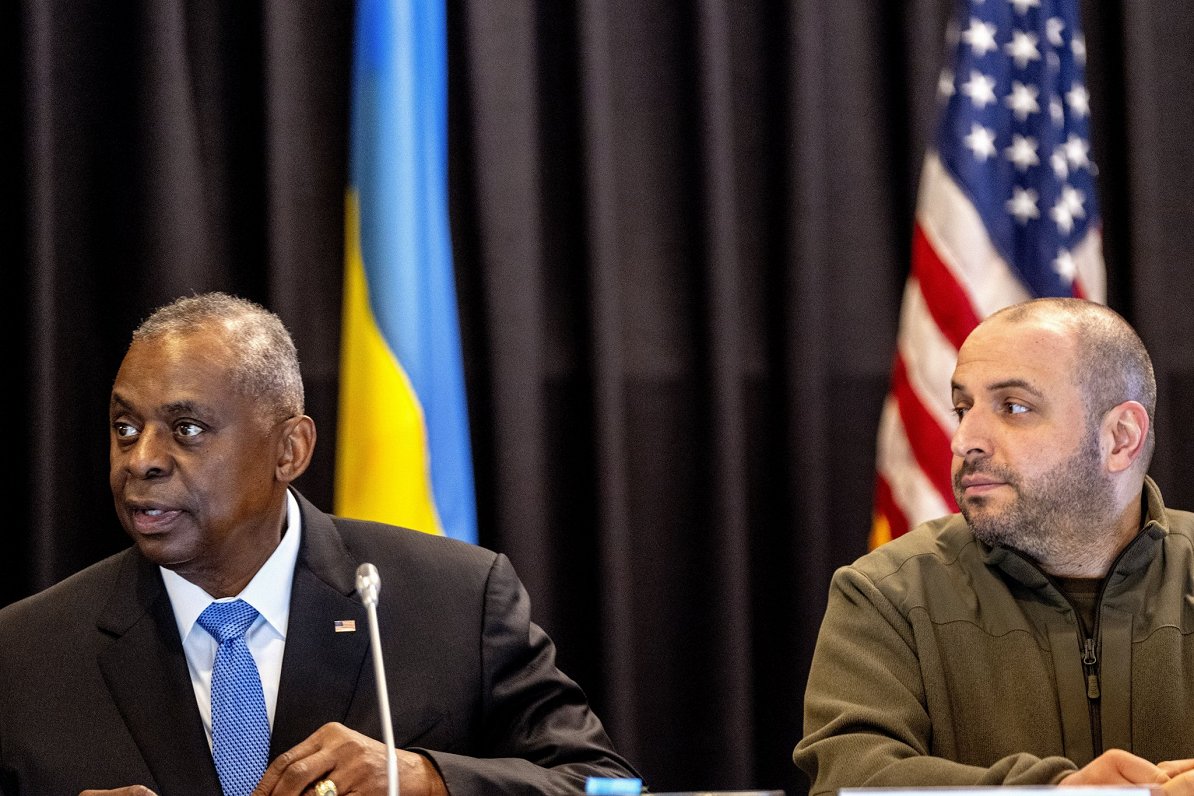 Министр обороны США Ллойд Остин (слева направо) и министр обороны Украины Рустем Умеров...