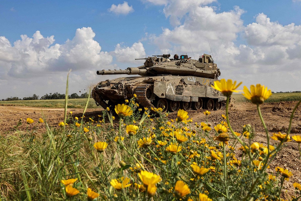 Танк израильской армии возле границы с сектором Газа