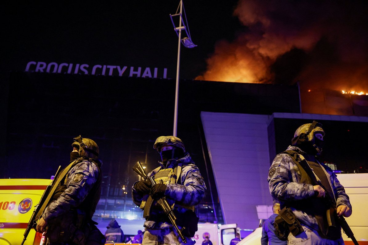 Спецподразделение российской полиции возле концертного зала 