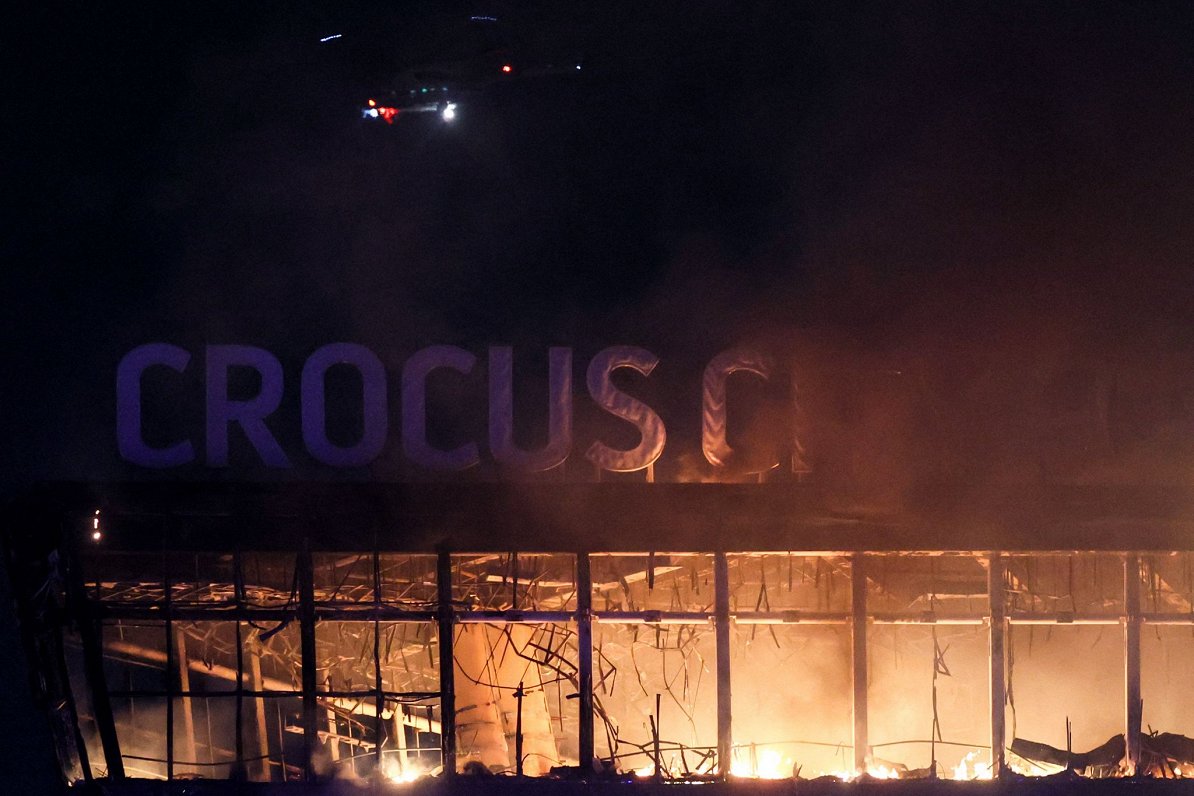 Пламя над «Крокус Сити Холлом»  арены в Москве, Россия