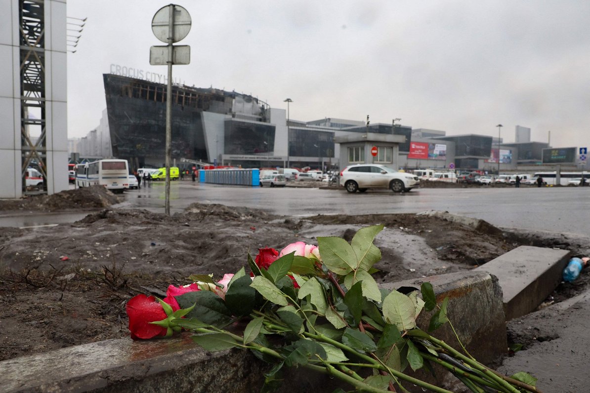 Цветы в память о жертвах перед концертным залом в Москве.