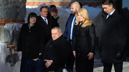 Президент Зузана Чапутова (вторая справа) и...
